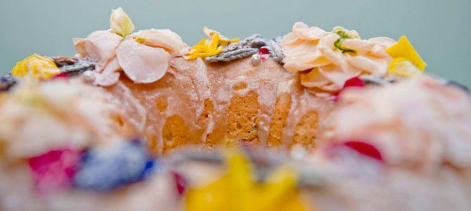 Удивите семью: кекс со съедобными цветами