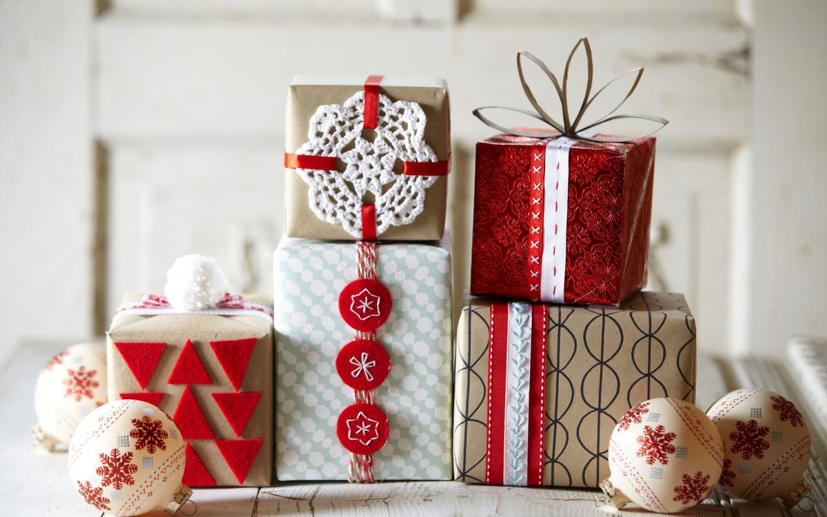 holiday-balls-box-gift-happy
