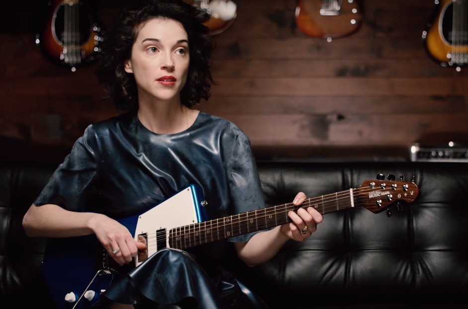 Видео: Певица St. Vincent разработала гитару для женщин