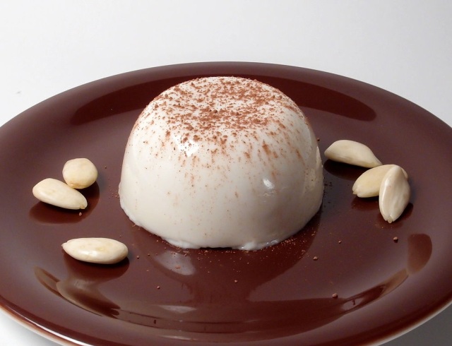 Blanc-manger_with_cocoa_powder_and_almonds