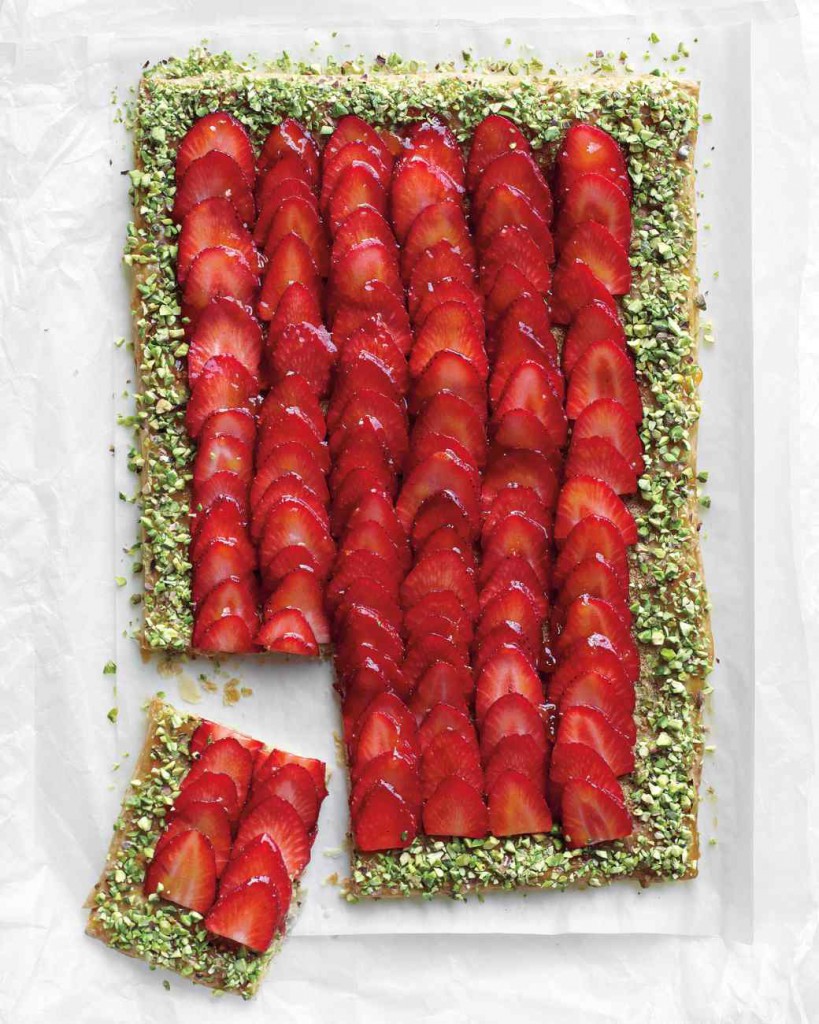 strawberry-pistachio-des-0511med106942_vert