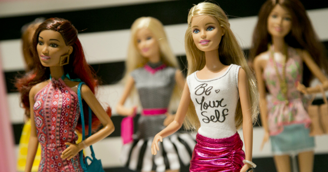 Кукла, которая играет детьми: Как Барби влияет на девочек