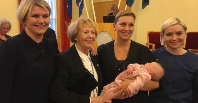 Видео: Исландский депутат выступила в парламенте, не отрываясь от кормления ребенка