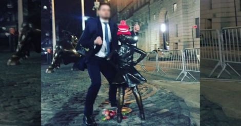 Осквернить походя: Мужчина издевался над скульптурой смелой девочки на Уолл-Стрит