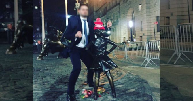 Осквернить походя: Мужчина издевался над скульптурой смелой девочки на Уолл-Стрит