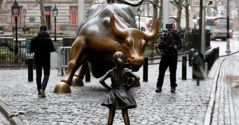 Вызов сделан: На Уолл-стрит появилась бронзовая статуя смелой девочки напротив атакующего быка