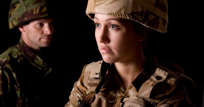 Двоє на полі бою: Жінки та чоловіки у збройних силах