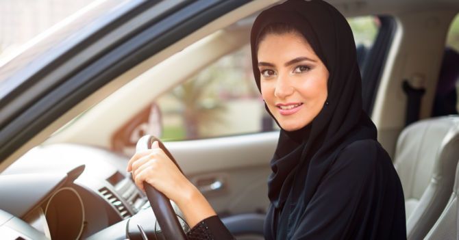 Правильной дорогой: В Саудовской Аравии женщинам отменили запрет на вождение