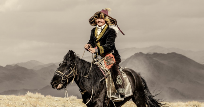 Мальчики на кухне, девочки на коне: Как воспитывают детей в Монголии