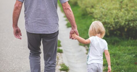 В Украине будут штрафовать родителей детей, которые находятся одни вечером