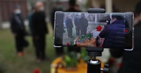 В США из-за пандемии коронавируса похороны начали снимать на видео