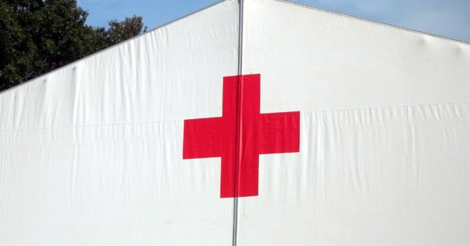 В регионах возле больниц обустраивают палатки для приема больных из-за распространения коронавируса