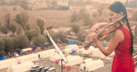 Коронавирус в Италии: знаменитая скрипачка сыграла на крыше больницы для зараженных коронавирусом
