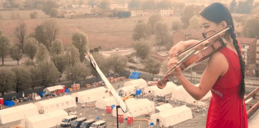 Коронавирус в Италии: знаменитая скрипачка сыграла на крыше больницы для зараженных коронавирусом