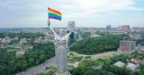 Родину-Мать в Киеве украсили флагом ЛГБТ