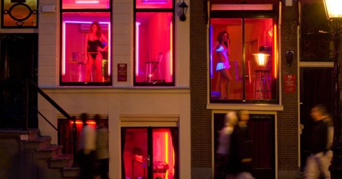 В Амстердаме закрыли часть улицы красных фонарей