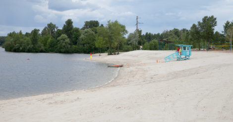 На киевских пляжах вновь запретили купаться