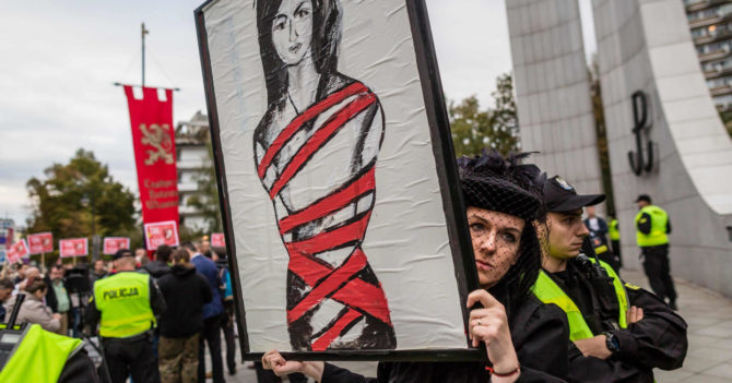 Швеция предлагает делать аборт польским женщинам у них: бесплатно и безопасно