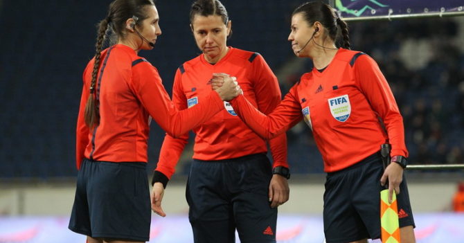 Впервые женщины-арбитры будут судить мужской матч по футболу