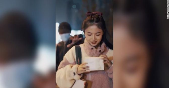 В Китае выпустили рекламу салфеток для демакияжа: ее раскритиковали за пропаганду изнасилований