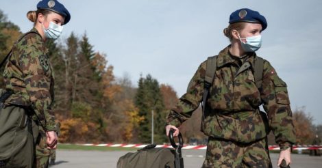 В Швейцарии женщины-военные впервые получили подходящую форму и нижнее белье: что это значит