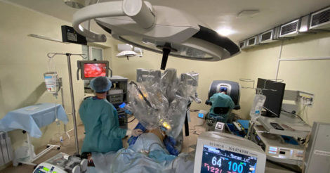 В Украине операцию для ребенка впервые провел робот-хирург