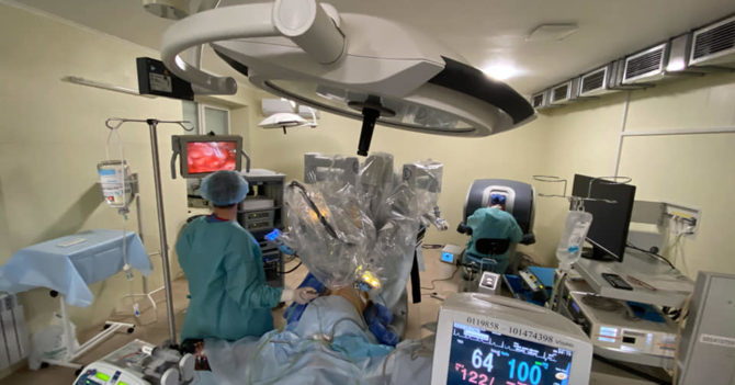 В Украине операцию для ребенка впервые провел робот-хирург