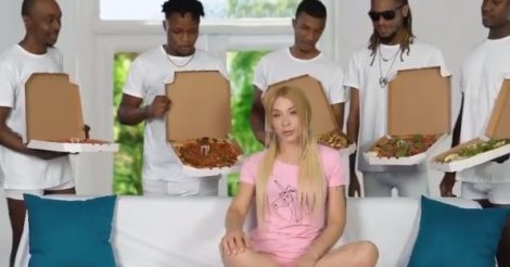 Суд признал рекламу пиццерии в Ровно сексистской и расистской