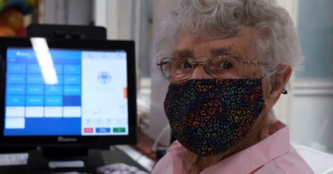 В Лондоне 99-летняя пенсионерка прошла вакцинацию и вернулась на работу