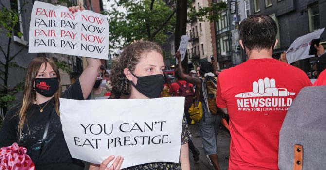 Журналисты в Нью-Йорке организовали протест против главного редактора Vogue