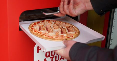В Риме установили автомат, который готовит и продает пиццу: это впервые