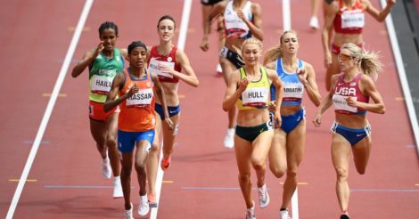 На Олимпиаде спортсменка из Нидерландов победила в забег на 1500 метров после падения