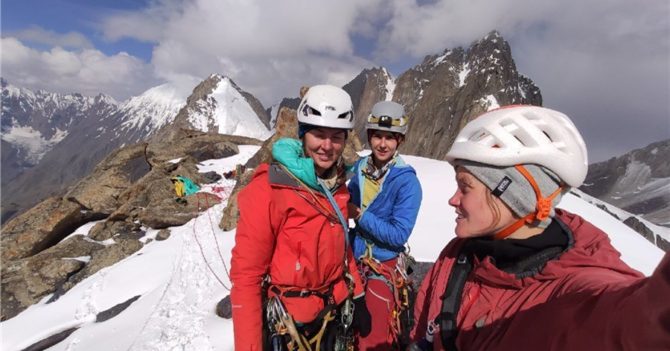 Группа альпинисток стала первой, кто поднялся на сложный пик в Кыргызстане