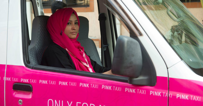 В Грузии запускают круглосуточное такси для женщин