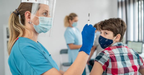 В Украине разрешили вакцинировать подростков с 12 лет: отвечаем на самые популярные вопросы