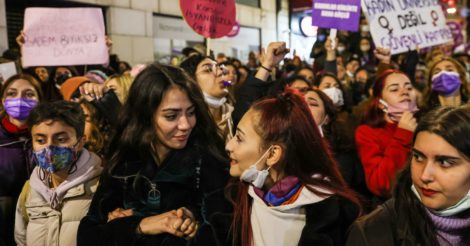 Во время марша против насилия над женщинами в Турции полиция использовала слезоточивый газ