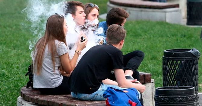 "Стики "стреляю" у мамы": каждый пятый подросток в Украине курит электронные сигареты