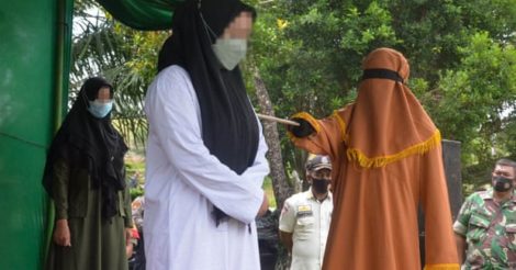 В Индонезии любовников наказали за измену плетью: женщина получила 100 ударов, а мужчина - 15