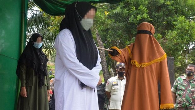 В Индонезии любовников наказали за измену плетью: женщина получила 100 ударов, а мужчина - 15