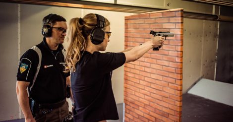 Где женщинам обучаться стрельбе: лучшие стрелковые школы в Киеве