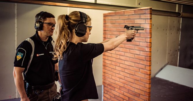 Где женщинам обучаться стрельбе: лучшие стрелковые школы в Киеве