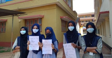 Индийским школьницам запрещают носить хиджаб во время учебы: они вышли на акции протеста