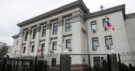 "Для защиты жизни и безопасности": РФ эвакуирует персонал посольства и консульств с Украины