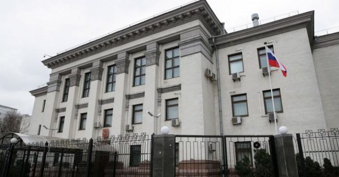 "Для защиты жизни и безопасности": РФ эвакуирует персонал посольства и консульств с Украины