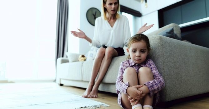 Мама, полюби меня: психотерапевт о том, как мать-нарцисс влияет на ребёнка