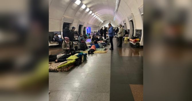 15 тысяч человек укрываются сейчас в киевском метро