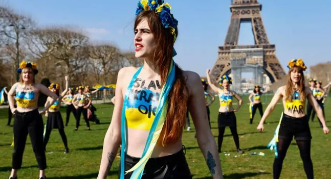 Рух FEMEN провів акцію на підтримку України у Парижі (відео)