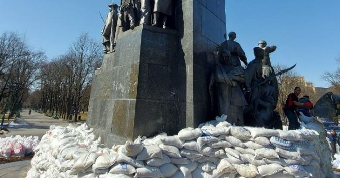 У Харкові укріплюють пам’ятник Шевченку, щоб захистити від обстрілів