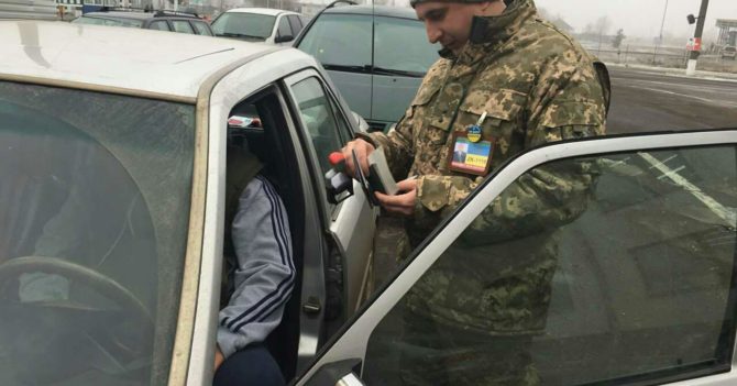 Прикордонники перевірять законність виїзду чоловіків під час їх повернення в Україну
