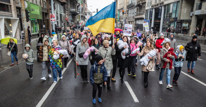 Марш українських матерів: 500 жінок виклали братську могилу з дитячих ляльок у Будашешті